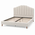 Letto matrimoniale imbottito in bouclé crema con testiera scanalata e rete a doghe, materasso 160 × 200 cm, dimensioni 215 × 170 × 120 cm